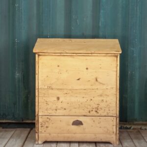 Coffre à pain ancien en bois, ouverture par le dessus, tiroir de rangement, charme rustique.