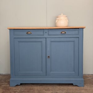 Buffet en bois bleu, 2 tiroirs et rangement fermé avec étagère, charme champêtre.