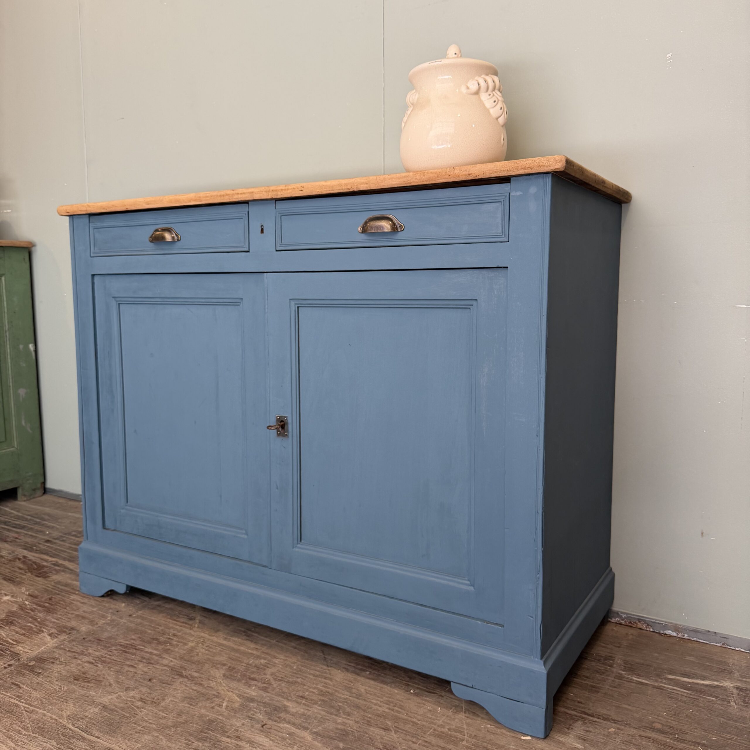 Buffet en bois bleu, 2 tiroirs et rangement fermé avec étagère, charme champêtre.