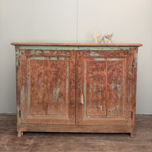 Buffet en bois patiné vert, 2 portes et étagère intérieure, intérieur gris contrastant.