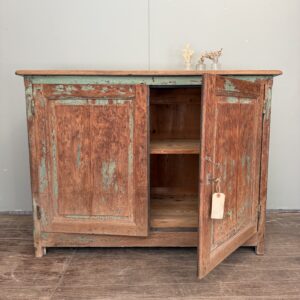 Buffet en bois patiné vert Buffet en bois patiné vert, 2 portes et étagère intérieure, intérieur gris contrastant.