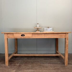 Table à manger en bois massif, 1 tiroir, lignes sobres, pour 4 à 6 convives.
