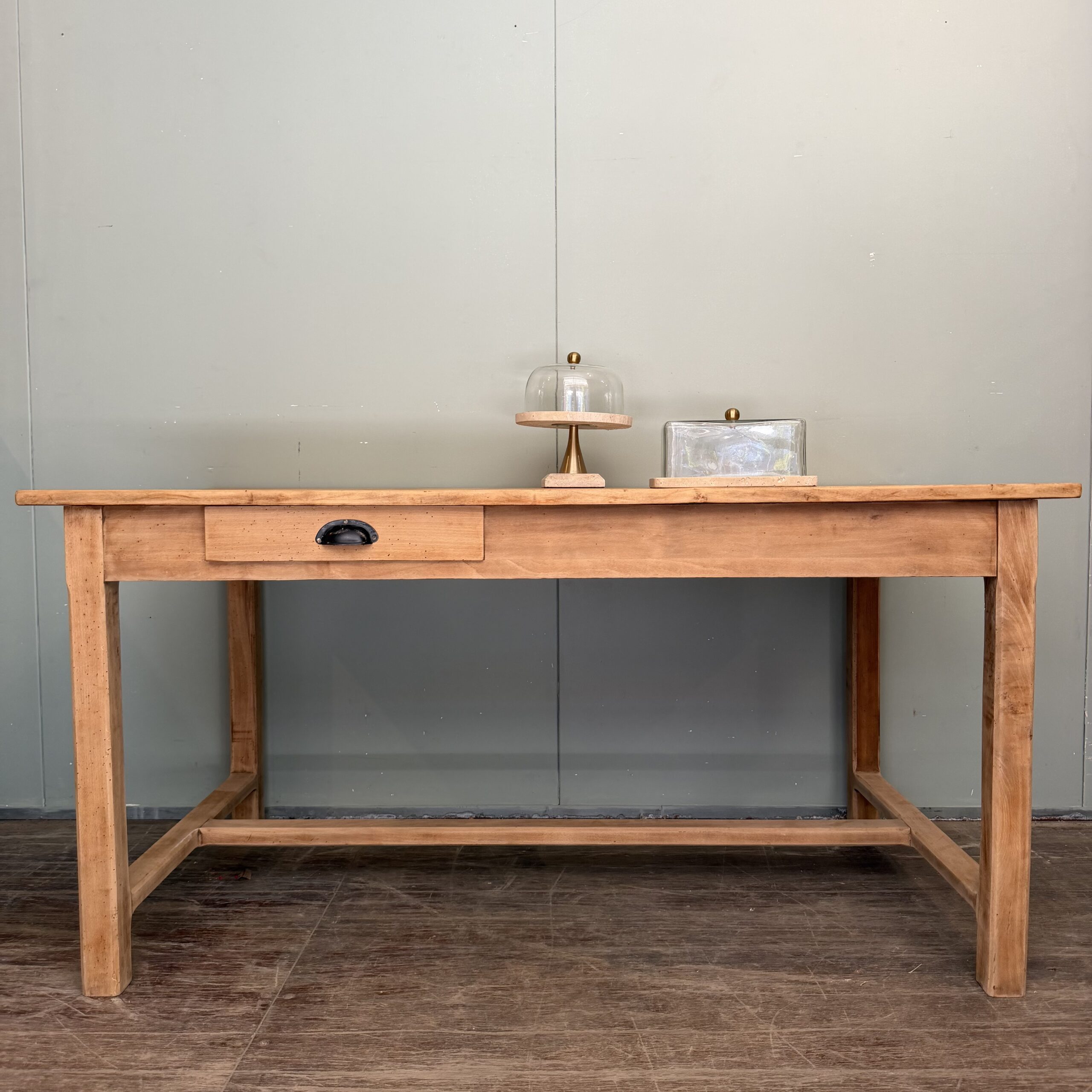 Table à manger en bois massif, 1 tiroir, lignes sobres, pour 4 à 6 convives.