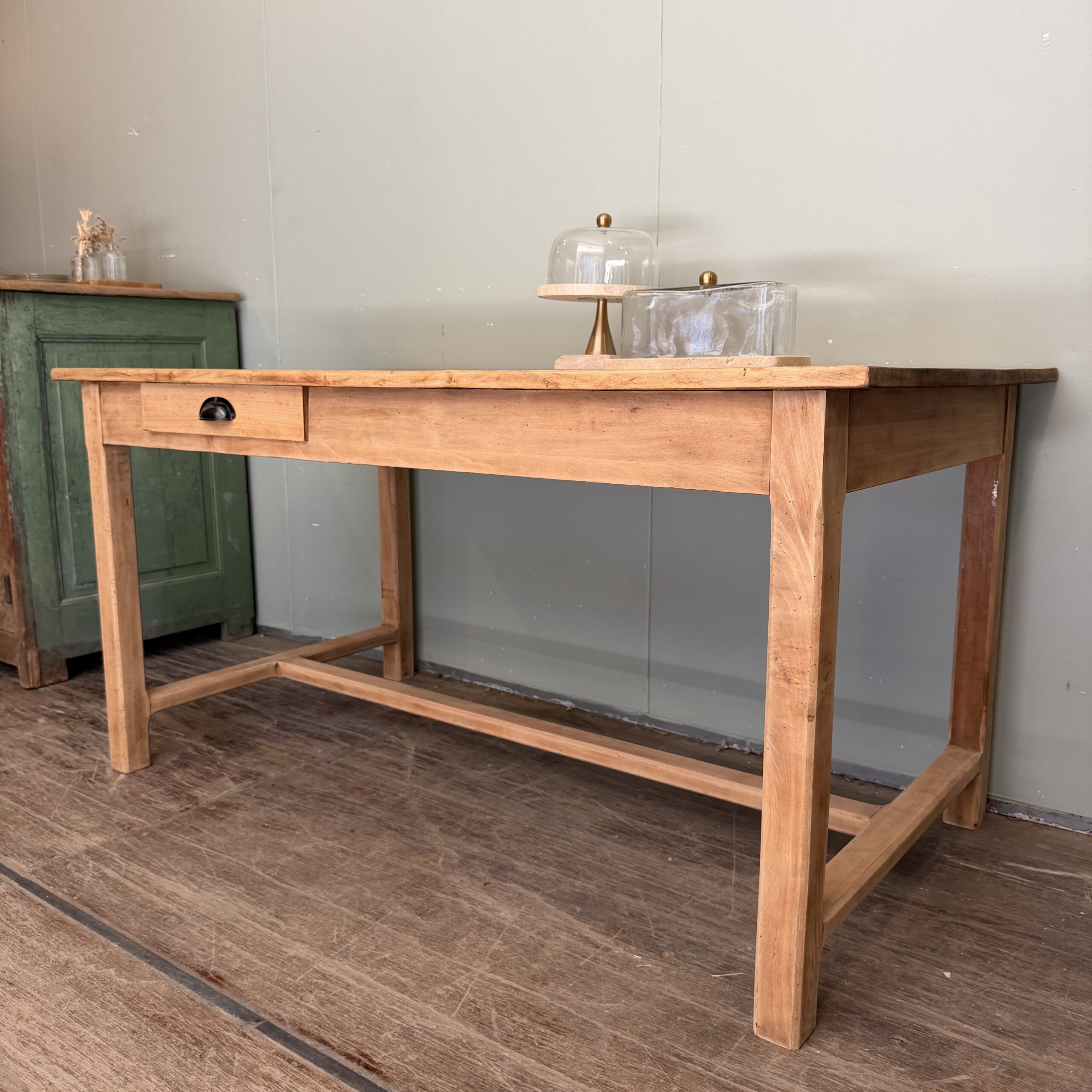 Table à manger en bois massif, 1 tiroir, lignes sobres, pour 4 à 6 convives.