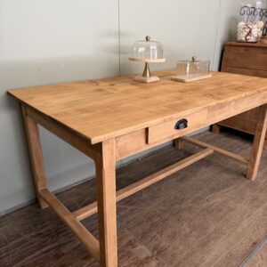 Table à manger en bois massif Table à manger en bois massif, 1 tiroir, lignes sobres, pour 4 à 6 convives.