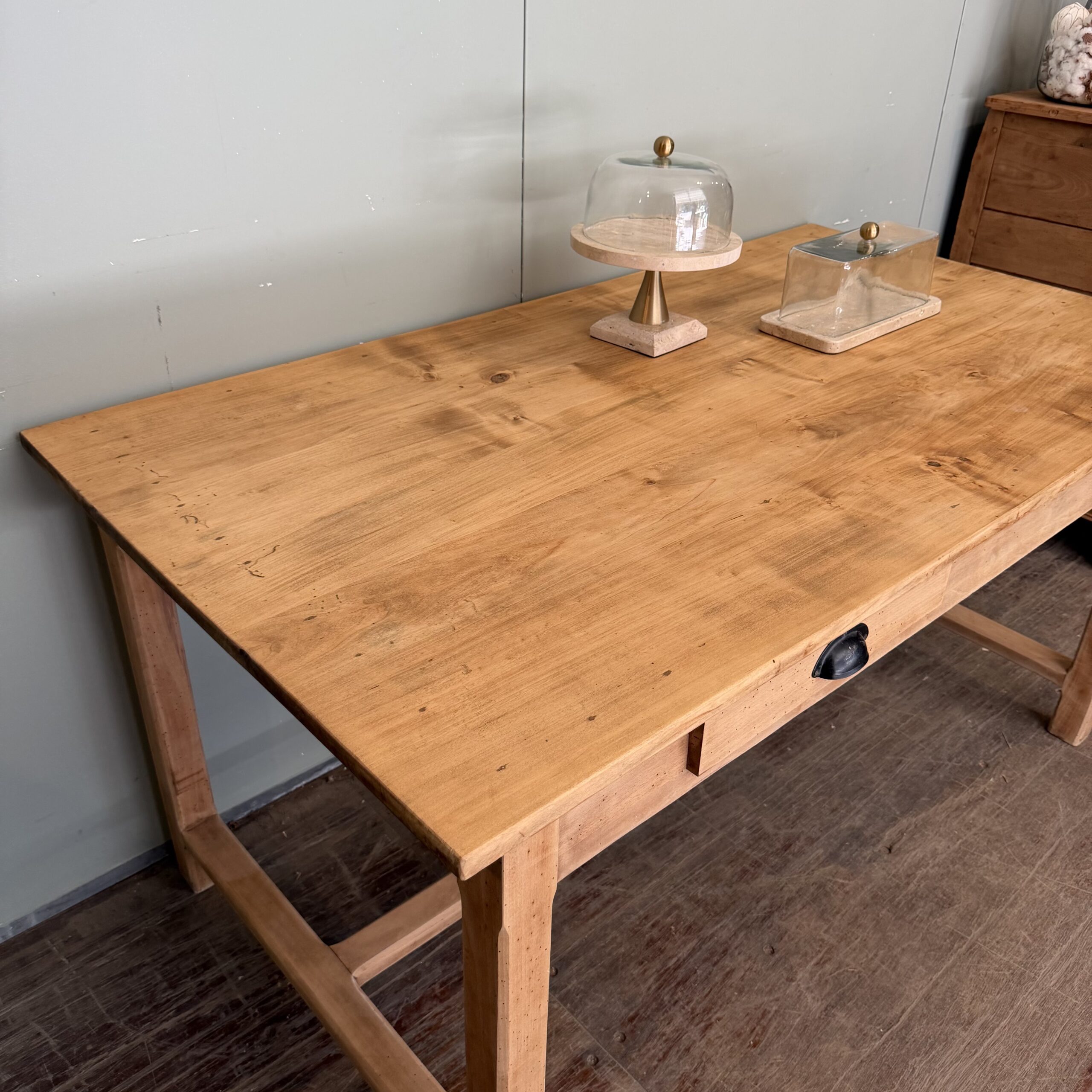Table à manger en bois massif, 1 tiroir, lignes sobres, pour 4 à 6 convives.