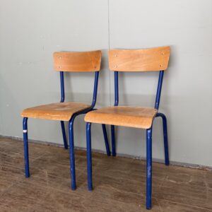 Chaise en bois et métal, style école vintage Chaise en bois et métal, style école vintage, vendue à l'unité. Assise 35 x 36 cm.