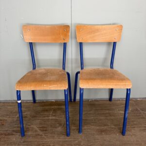 Chaise en bois et métal, style école vintage, vendue à l'unité. Assise 35 x 36 cm.