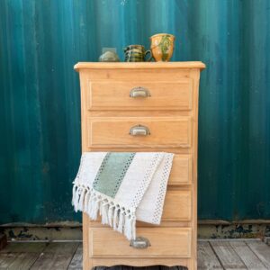Chiffonnier en bois restauré, idéal pour un rangement fonctionnel et chaleureux dans votre intérieur.