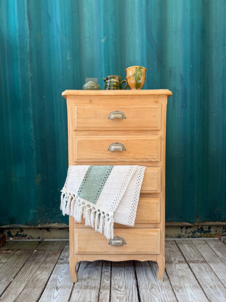 Chiffonnier en bois restauré, idéal pour un rangement fonctionnel et chaleureux dans votre intérieur.
