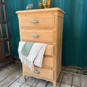 Chiffonnier en bois Chiffonnier en bois restauré, idéal pour un rangement fonctionnel et chaleureux dans votre intérieur.